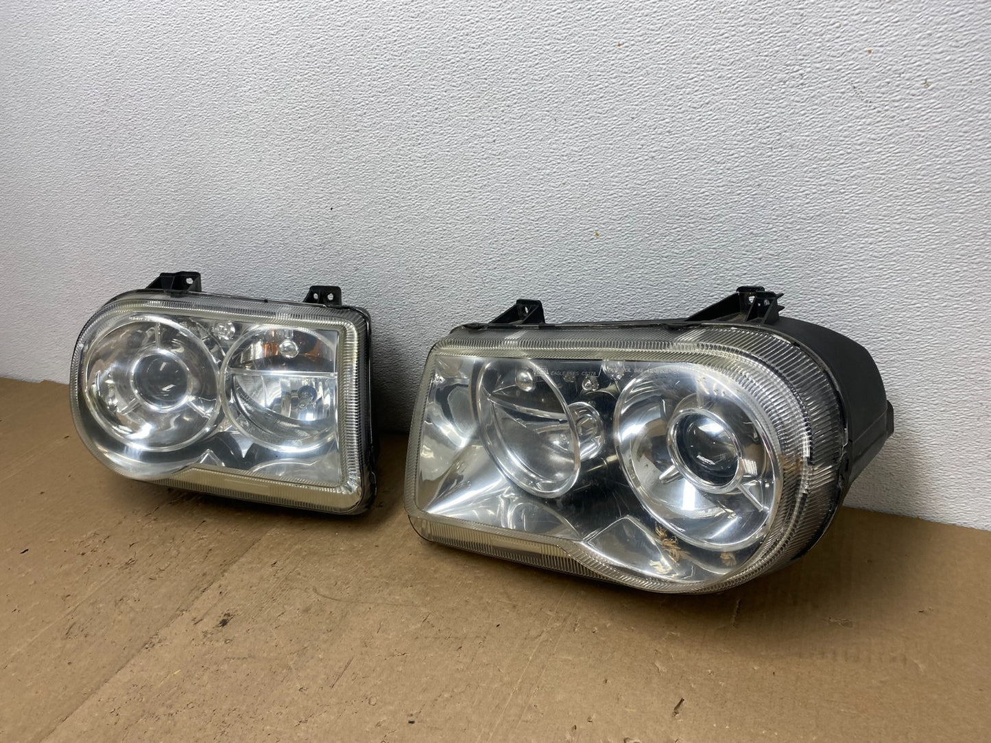 2005 to 2010 Chrysler 300C Left+Right Side Halogen Headlights AC6042 DW1