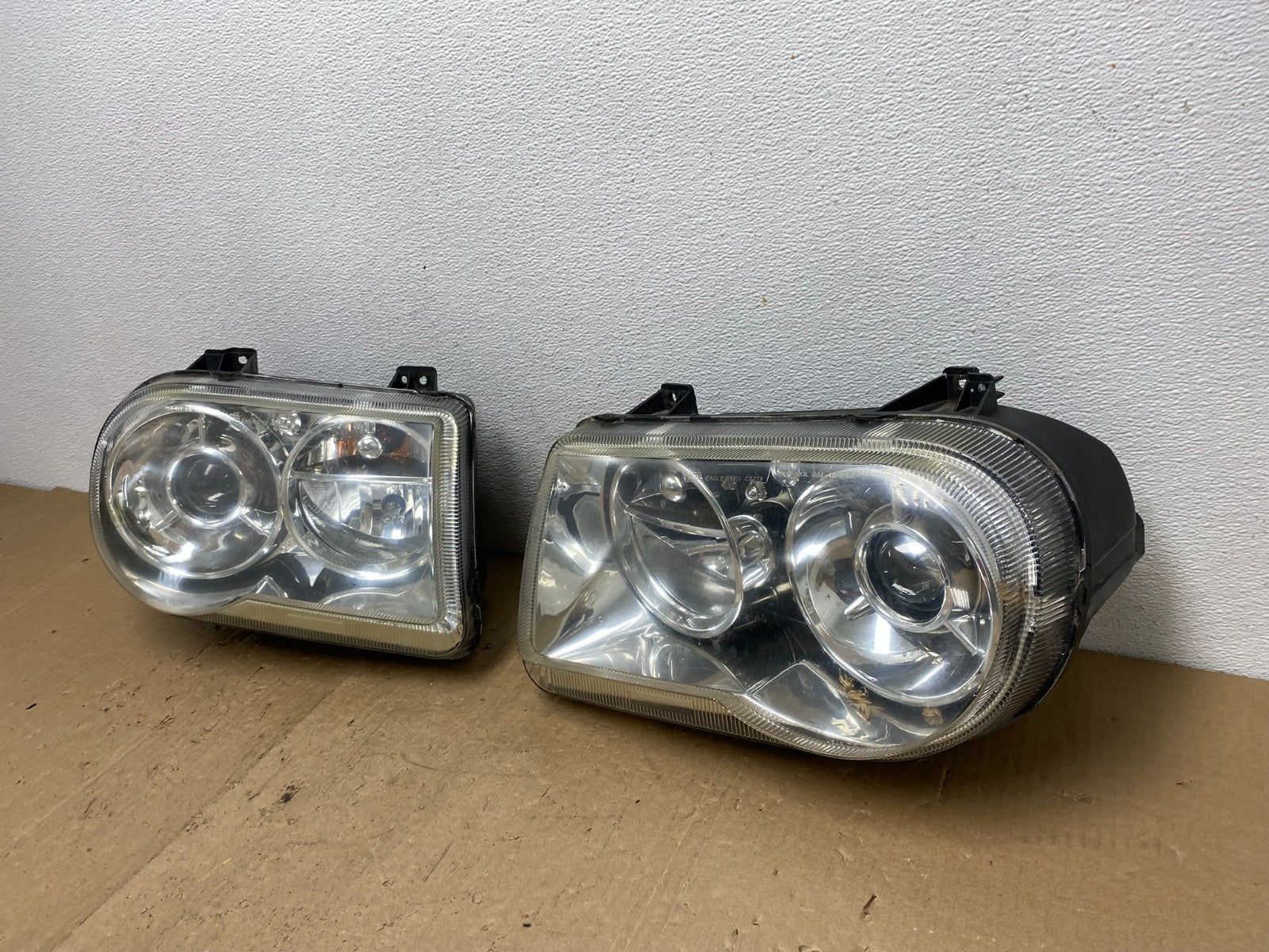 2005 to 2010 Chrysler 300C Left+Right Side Halogen Headlights AC6042 DW1