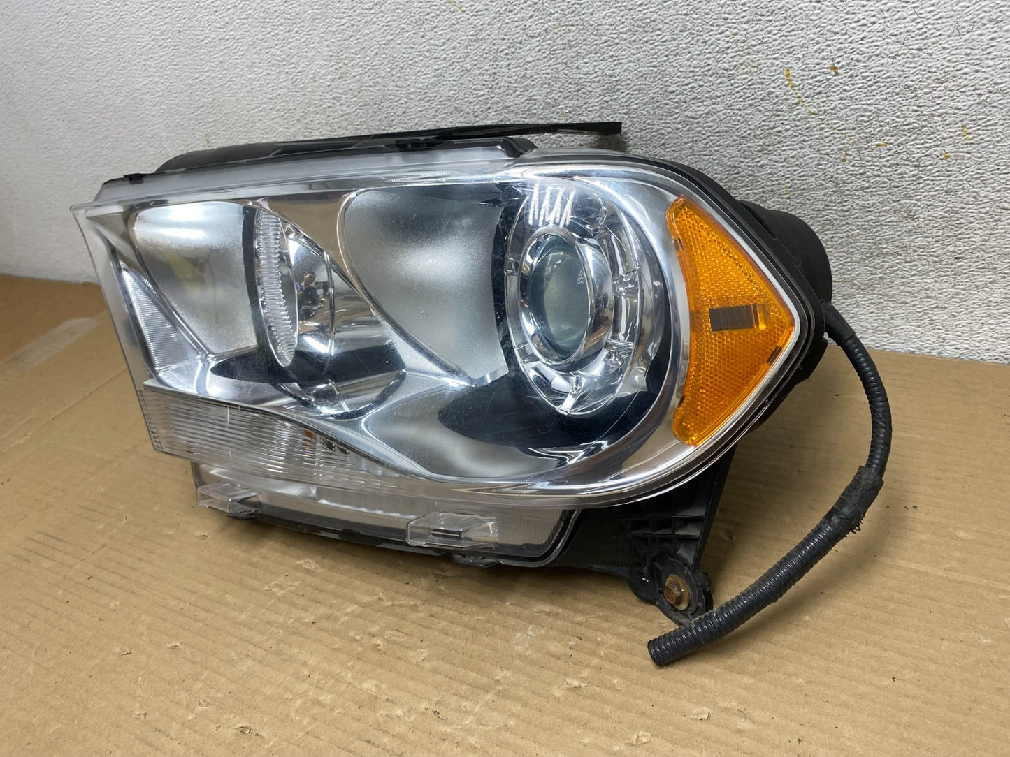 2011 to 2013 Dodge Durango Left Driver LH Xenon Headlight AG9344 DW2