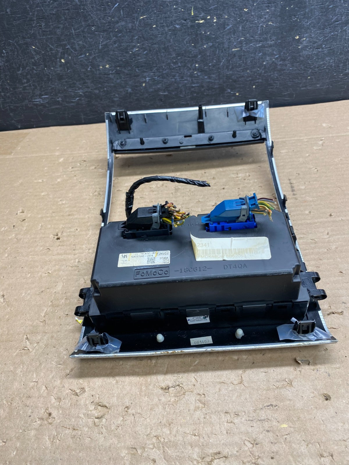 2007 - 2010 Ford Edge Heater Climate Control Radio Control Dash Bezel AG8422 DG6