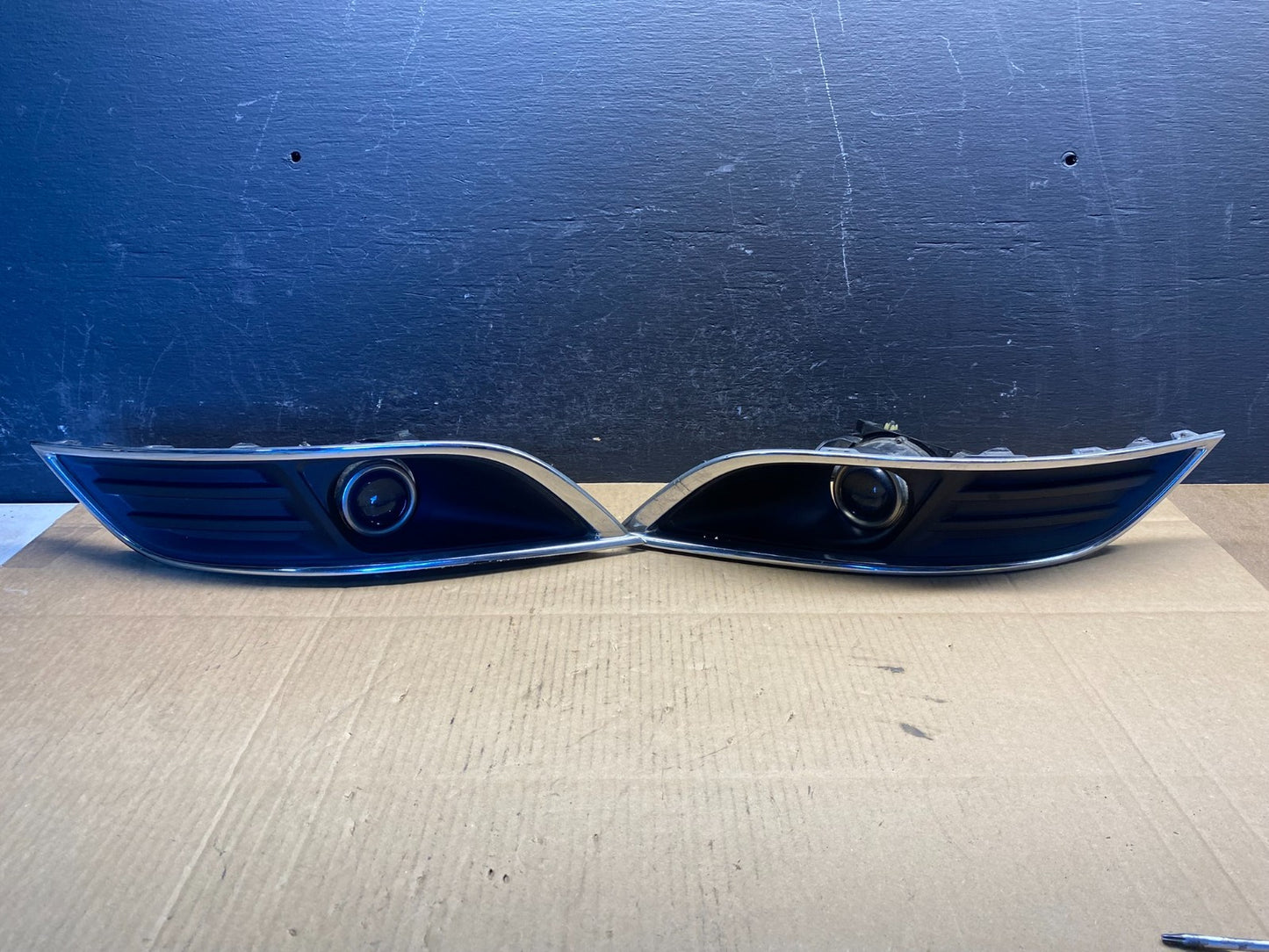 2013 to 2016 Lincoln MKT Left+Right Set Front Fog Light Bezel AD5040 DG0
