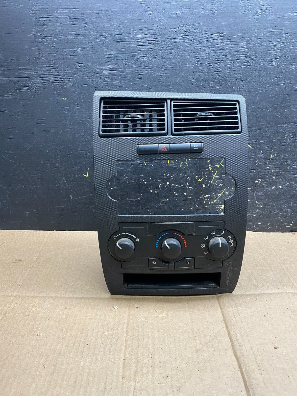 2005 2007 Chrysler 300 Magnum Heater A/C Climate Control  Trim Bezel AA4581 DG0