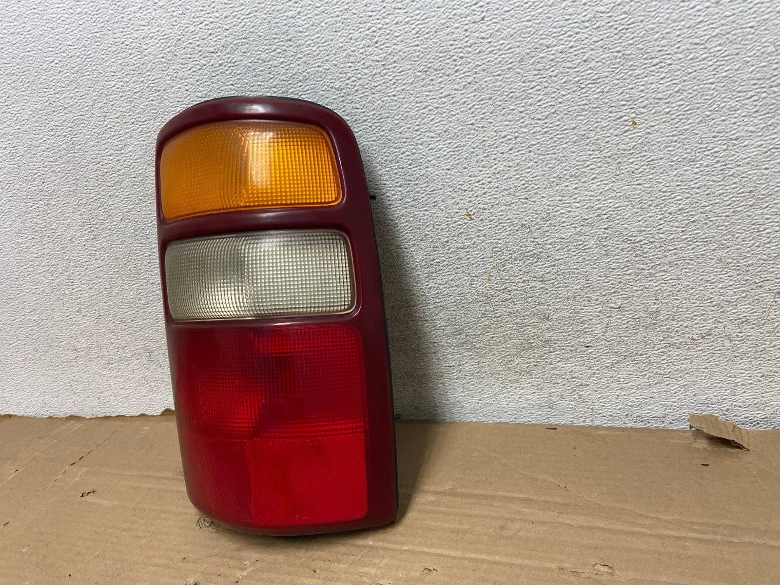 2000 - 2006 Chevrolet Suburban Tahoe Yukon Right Passenger Tail Light AG8171 LK2