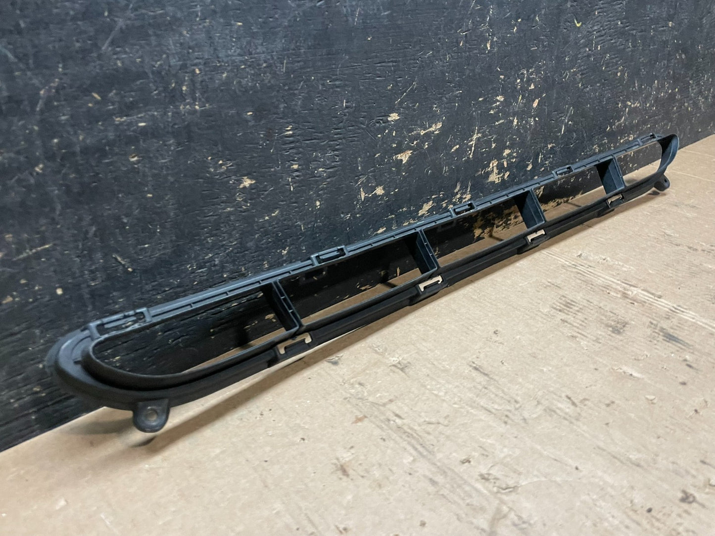 2014 to 2015 Kia Sorento Front Bumper Lower Center Grill Z59994
