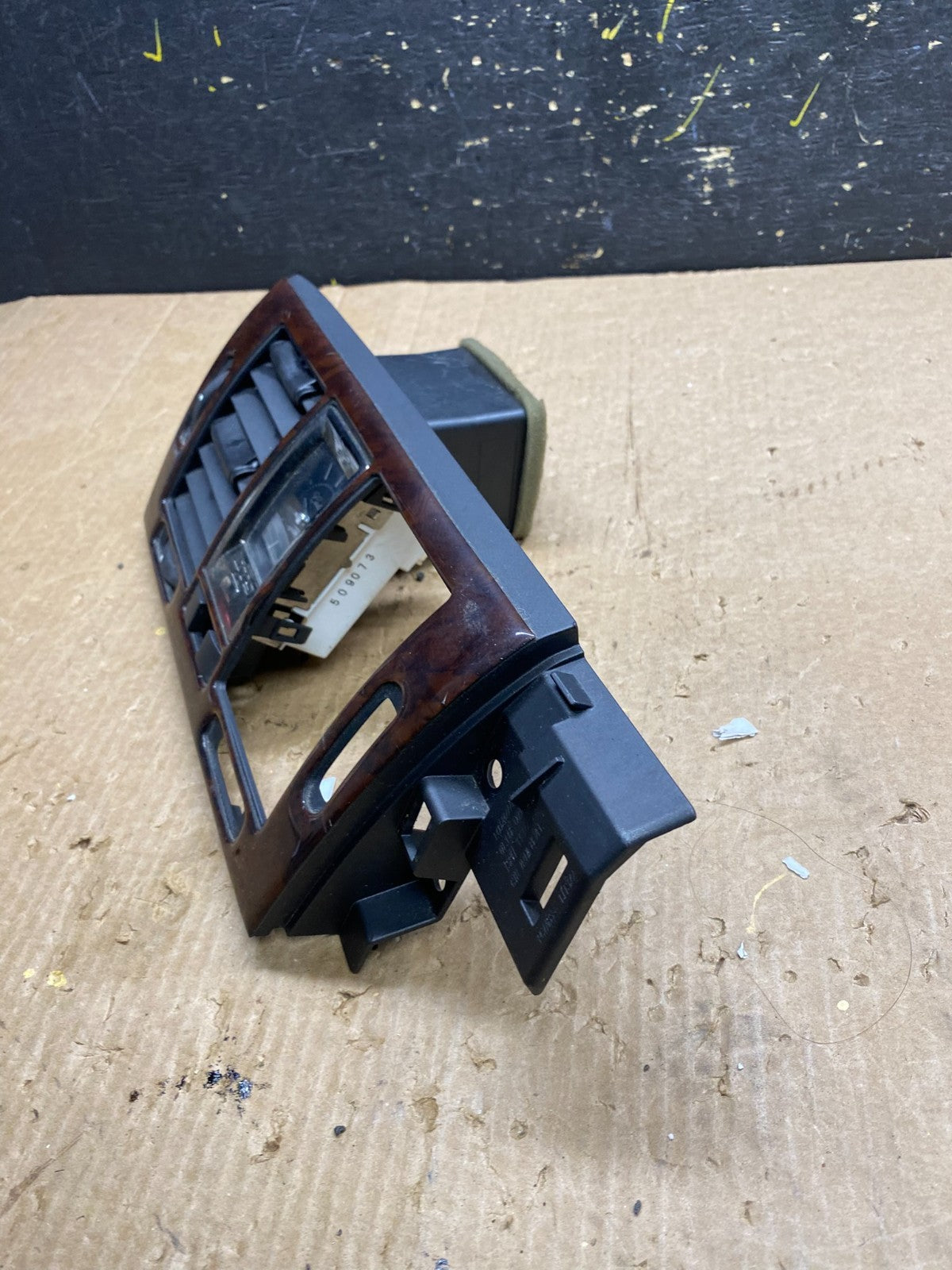 2006 to 2011 Cadillac DTS Dash Center Air Vent Heater Bezel OEM z4336 DG2