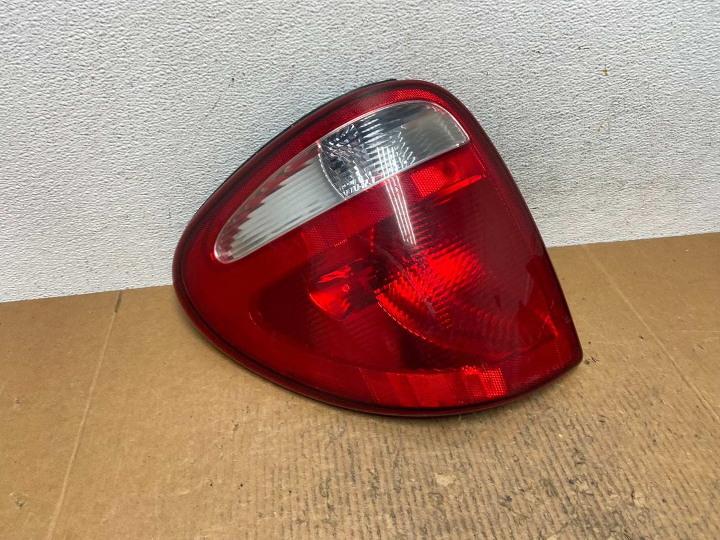 2004 to 2007 Dodge Grand Caravan Left Driver Lh Tail Light AE2619 LK0