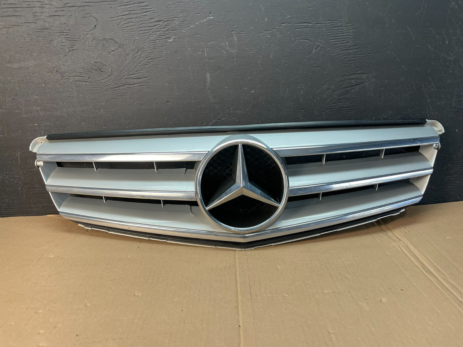 2008 to 2011 Mercedes-Benz W204 C300 C350 Front Grille Grill AD8376 DG0