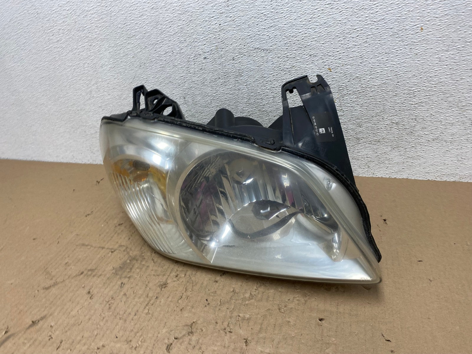 2005 - 2006 Mazda Tribute Right Passenger Rh Headlight AE8835 LK1
