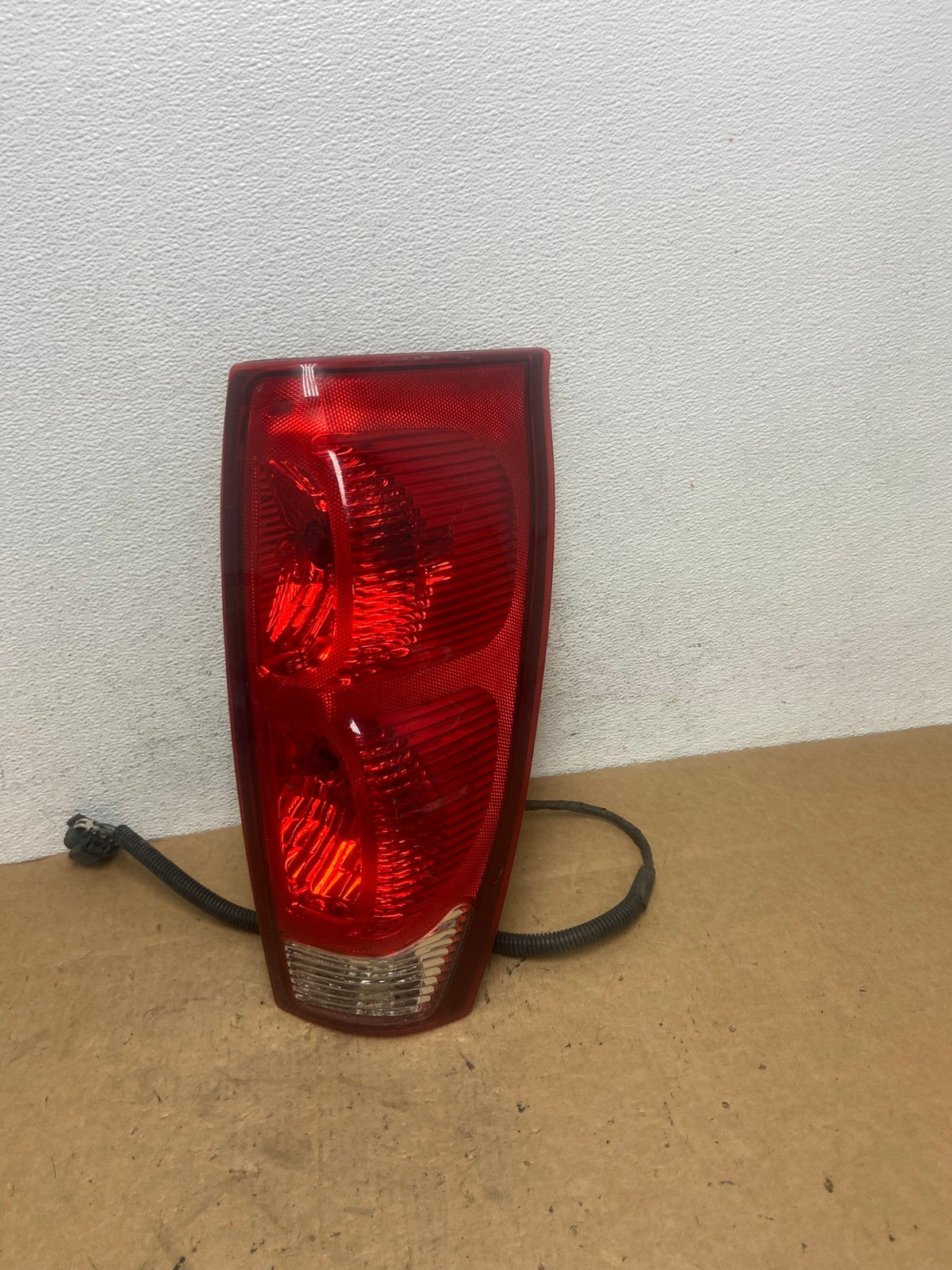 2002 - 2006 Chevrolet Avalanche Right Passenger Rh Side Tail Light AD5211 LK0