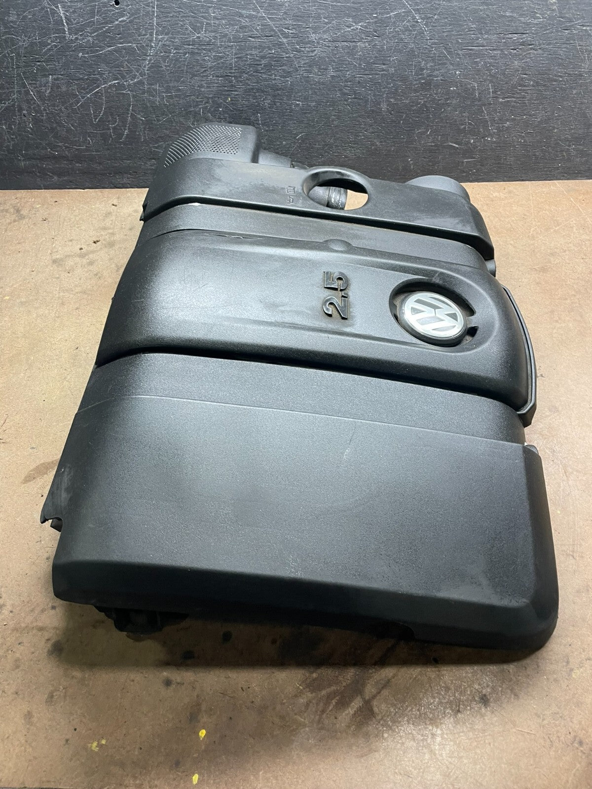 2005 to 2008 Volkswagen Jetta Beetle 2.5L Passat Engine Cover 07k129601j L4156 D2