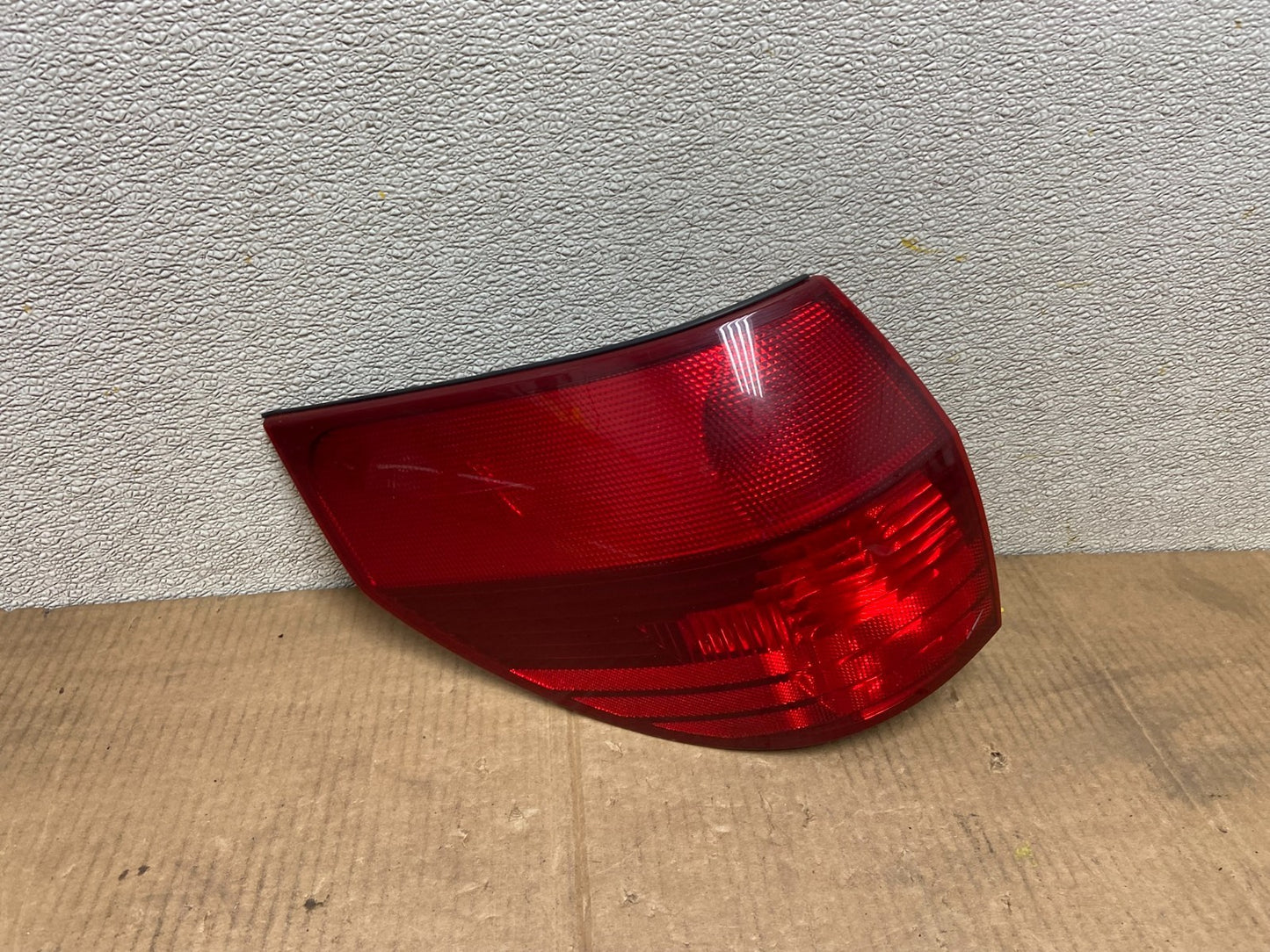 2004 to 2005 Toyota Sienna Left Driver LH Side Tail Light AA63410