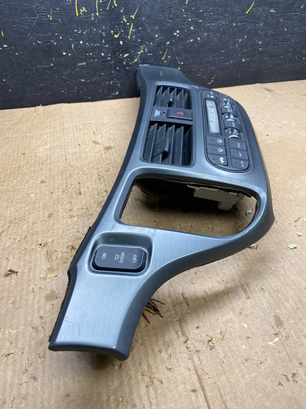 2005 to 2010 Honda Odyssey  Radio Climate Control Dash Trim Bezel Z4455 DG2
