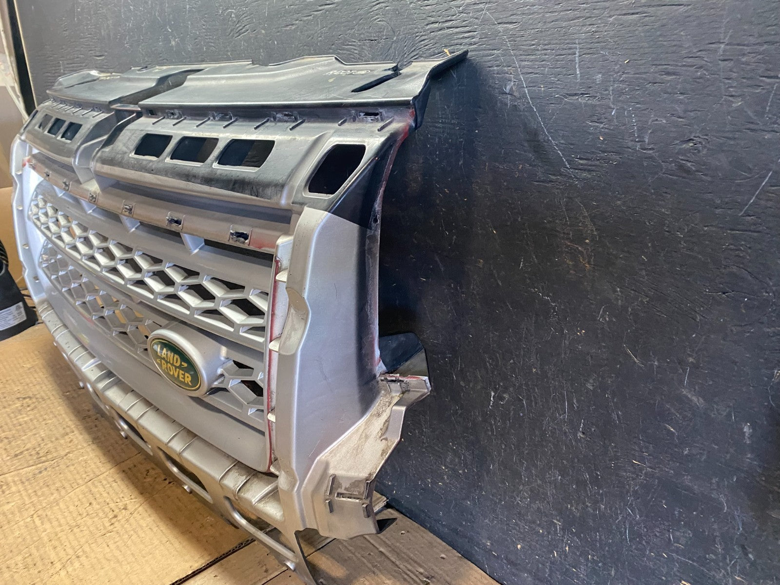 2008 to 2010 Land Rover LR2 Front Bumper Grille Grill OEM q8567 DG1
