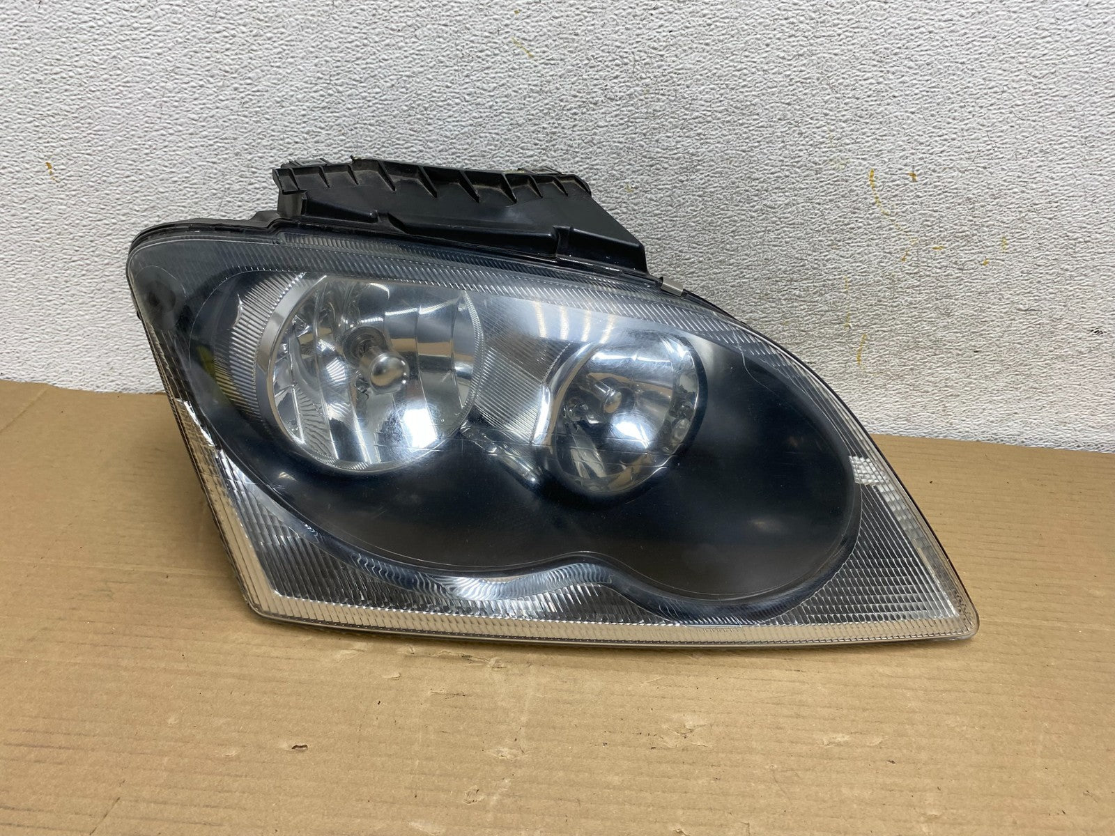 2004 to 2006 Chrysler Pacifica Headlight Right Passenger Halogen AG9323 DW0