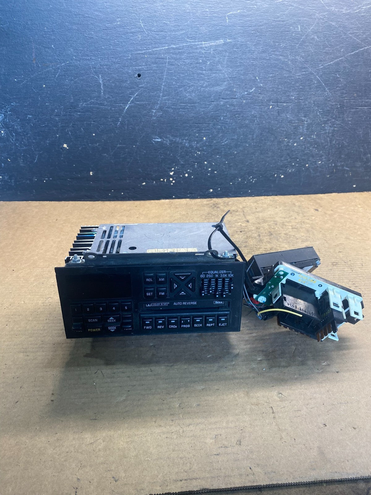 1991-1993 Oldsmobile 98 GM Car Stereo Cassette Radio OEM 16152183 AA18210
