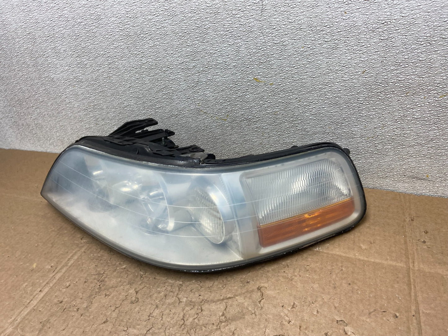 2005 to 2011 Lincoln Town Car Left Driver LH Side Headlight AD2426 DW1