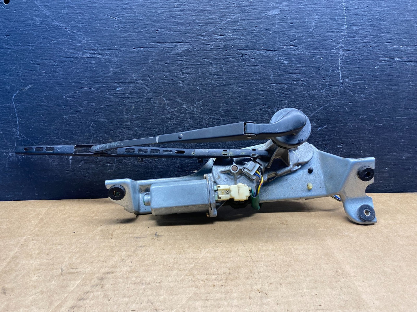 2000 to 2004 Subaru Outback Rear Windshield Washer Wiper Motor AD7558 DG0