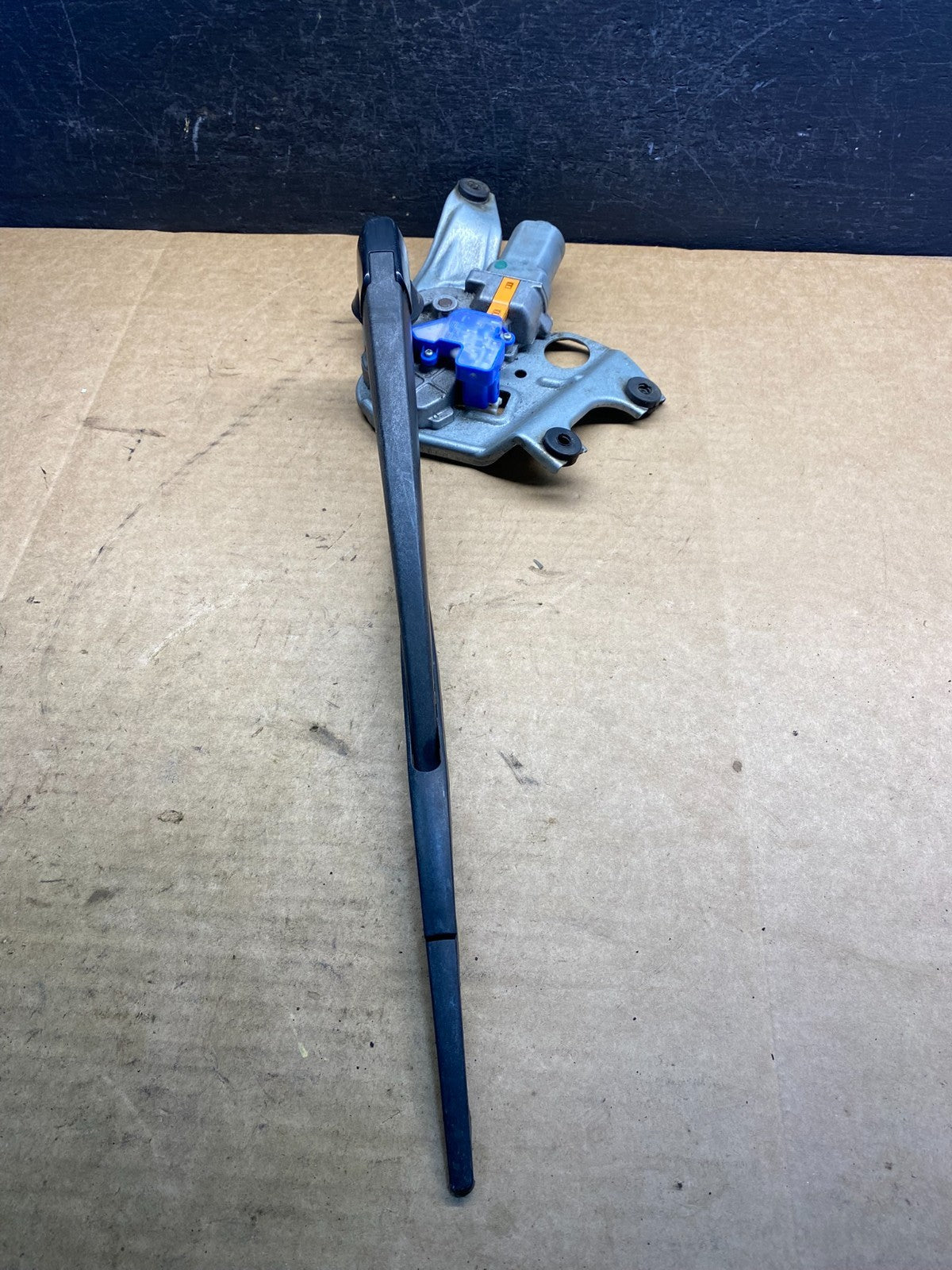 2010 to 2014 Subaru Outback Rear Windshield Wiper Motor AD75332