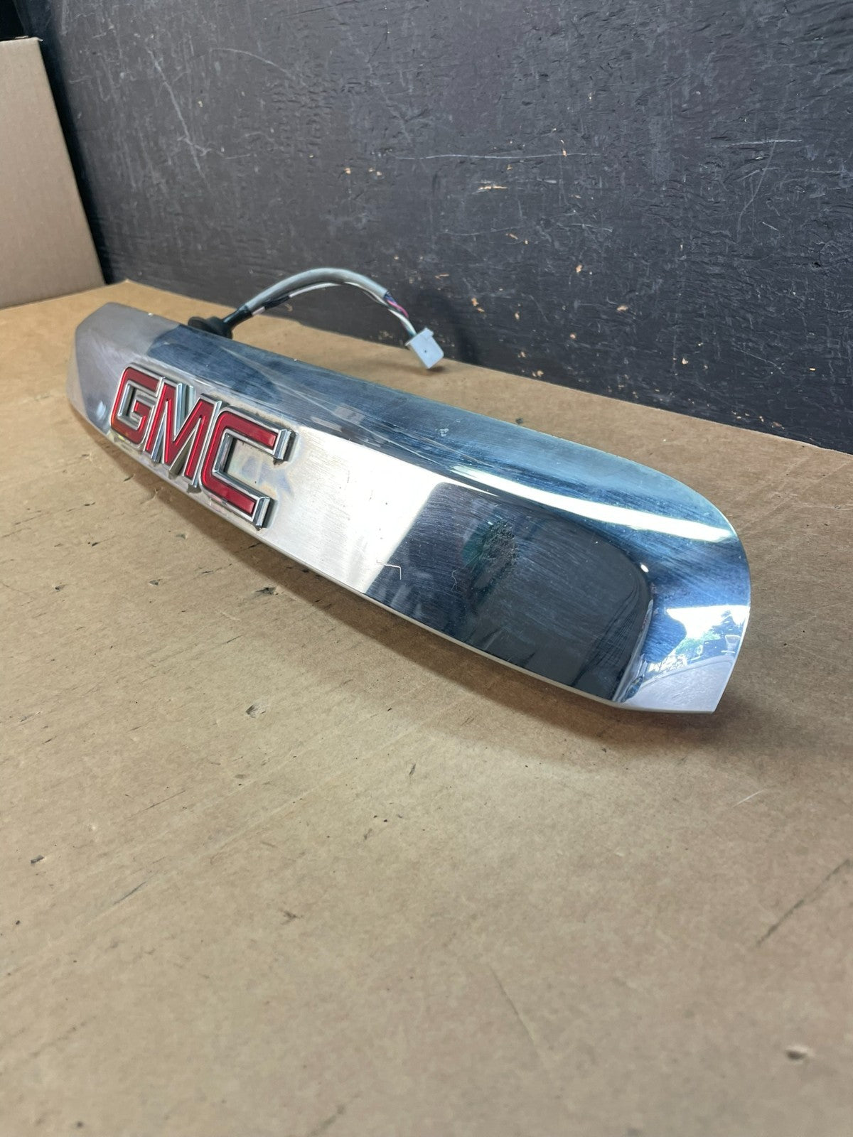 2007-2012 GMC Acadia Chrome Tailgate Rear Finish Molding Back W/Camera AE8414 DW2