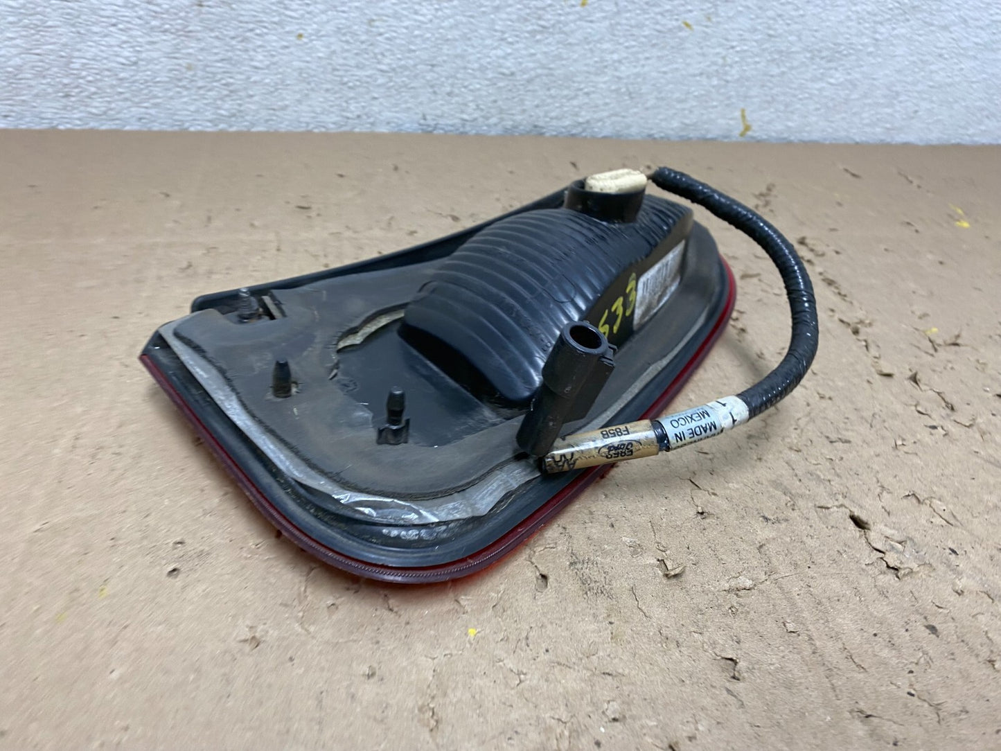 2003-2006 Lincoln Navigator Right Passenger Side Inner Tail Light OEM N3533 DW6