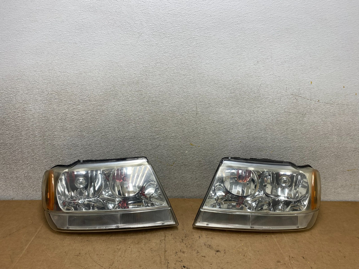 1999 - 2004 Jeep Grand Cherokee Left+Right Set Halogen Headlights X7042 DW0