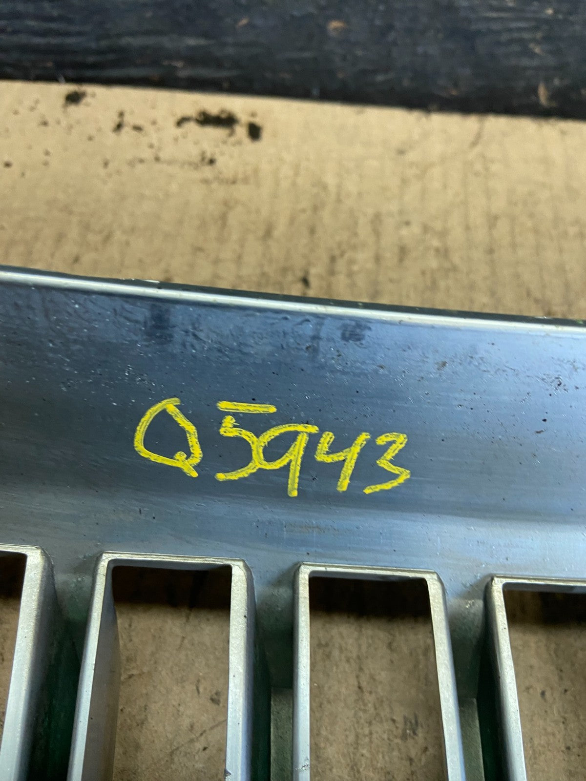 2004 to 2007 Ford Freestar Front Grill Grille 3F23-17K945 OEM Q5943 DG13