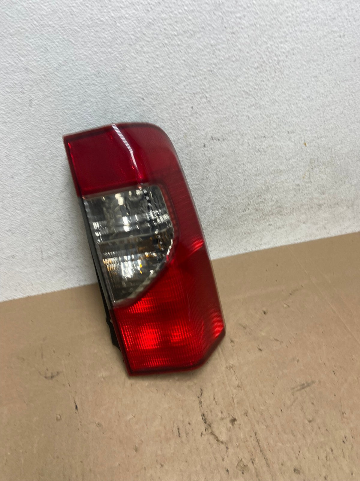2002 2003 2004 Nissan Xterra Right Passenger RH Side Tail Light AE6099 LK2