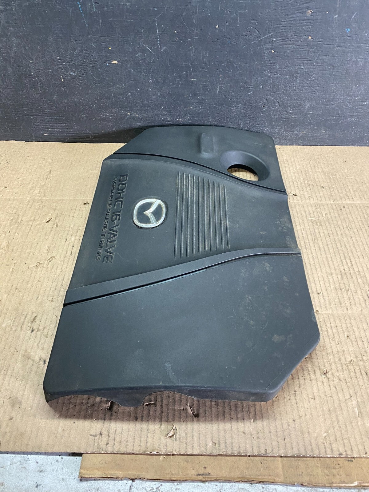2004 to 2006 Mazda 3 DOHC 16 VALVE Engine Shield Top Cover i3389 DG1 Oem3