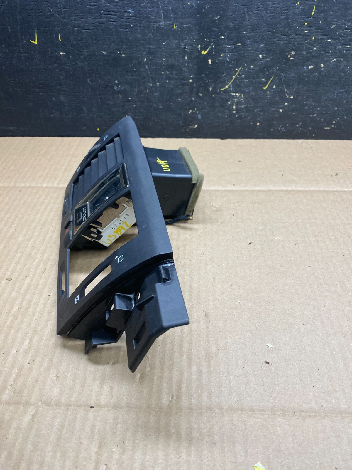 2006 to 2011 Cadillac DTS Dash Center Air Vent Heater Bezel u5892 DG2