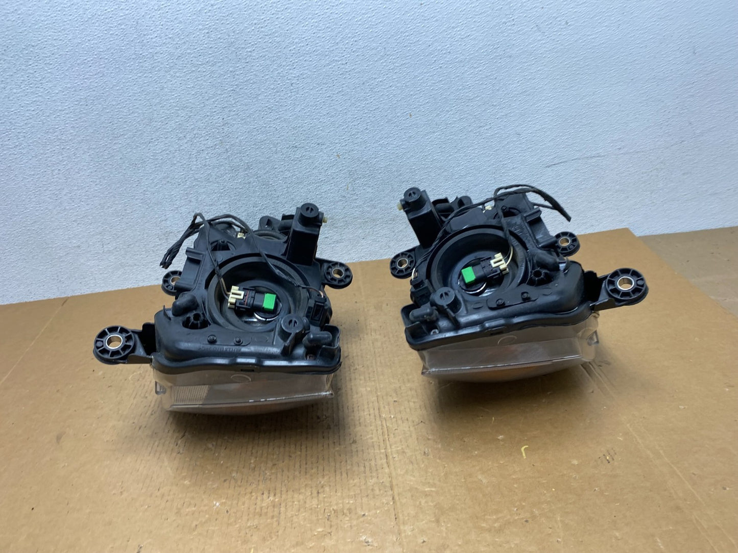 2008 to 2016 Chrysler Town and Country Left+Right Side Headlights AE0424 DW9