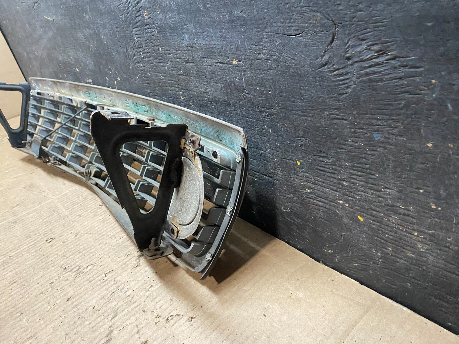 1993 to 1996 Chevrolet Caprice Front Upper Grill Grille u6415 DG8