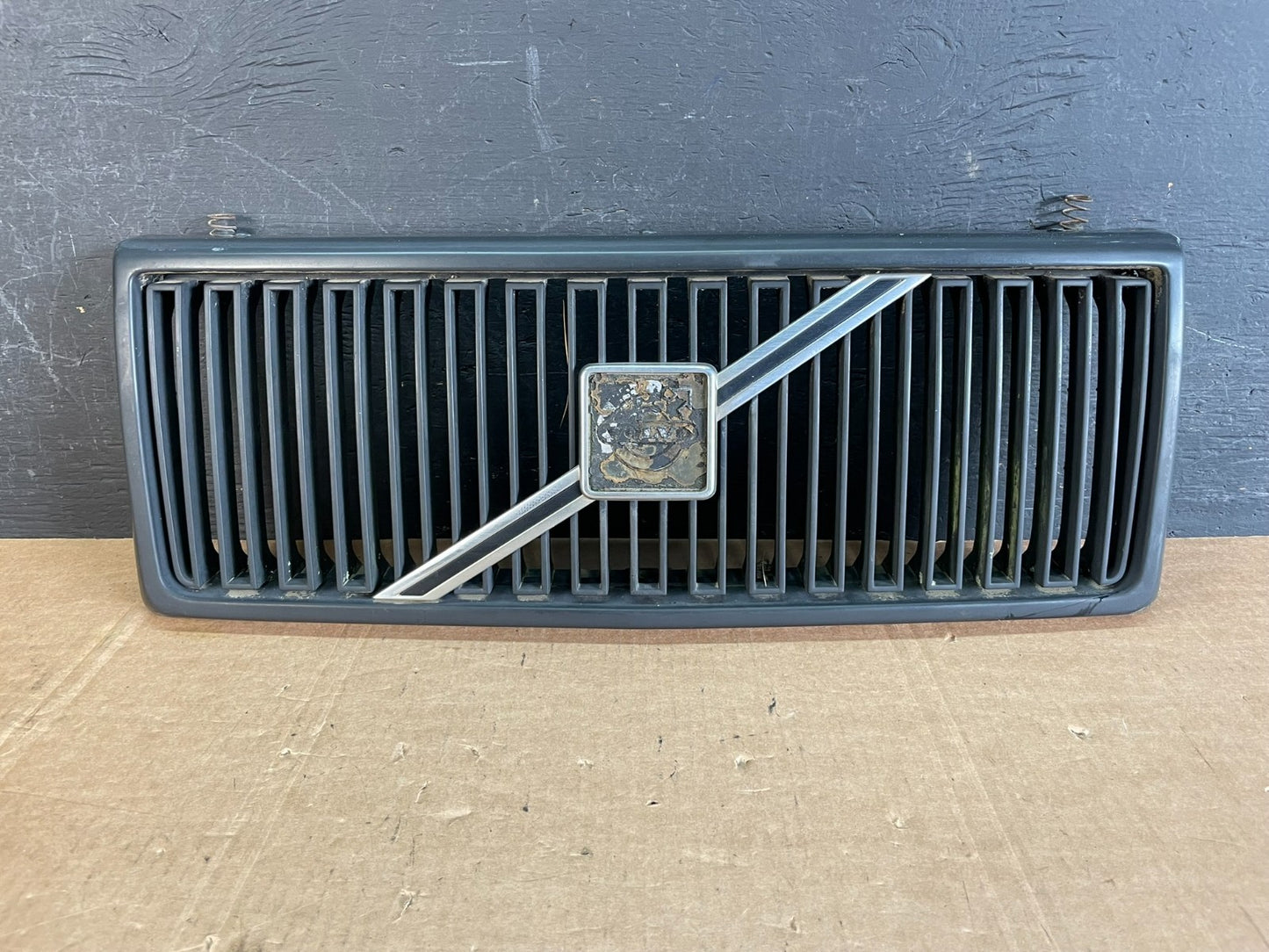 1985 to 1989 Volvo 240 Front Grille W/Emblem 1312657 AE84250