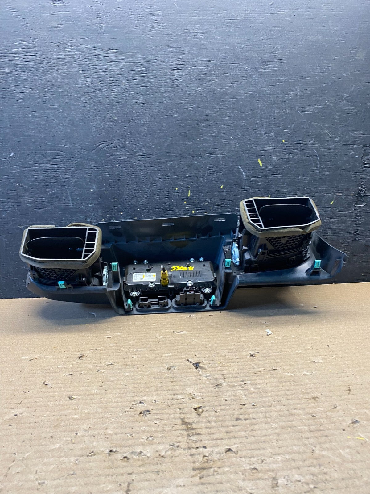 2020 to 2023 Ford  Explorer Console Radio Display Screen Air Vents Oem s3008 DG15