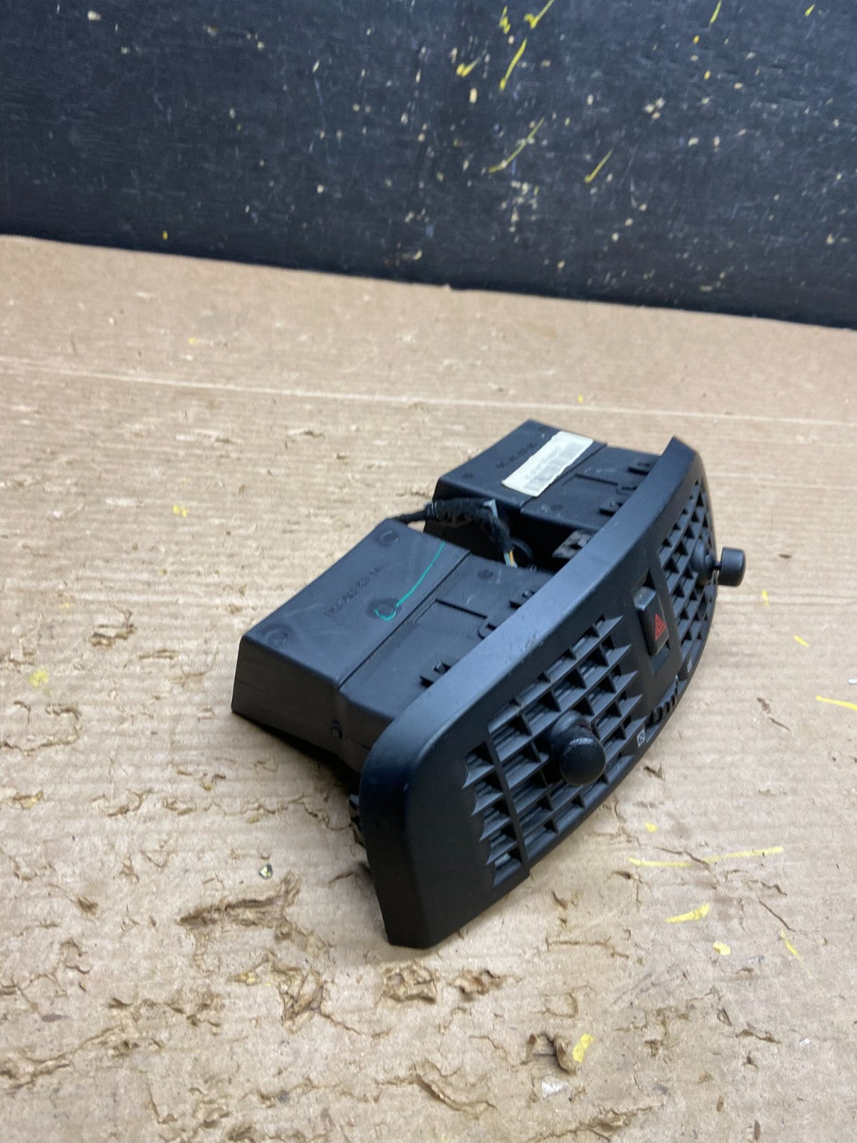 2004 to 2009 Cadillac SRX Front Center Dash A/C Air Vent W3027 DG1