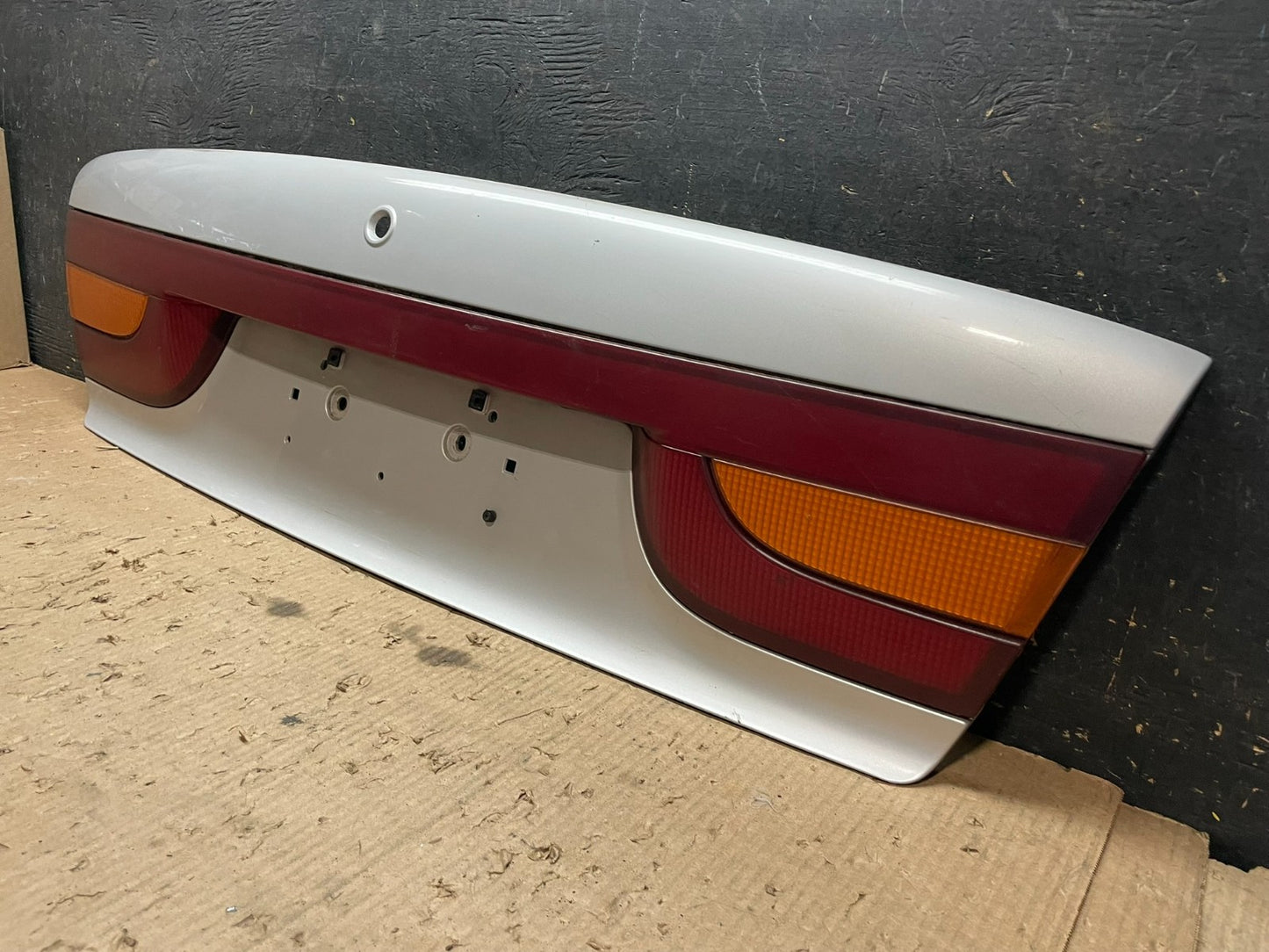 2000-2002 Saturn SL2 Sedan Center Tail Light Lid Trunk Rear Panel  Z5701 DG2