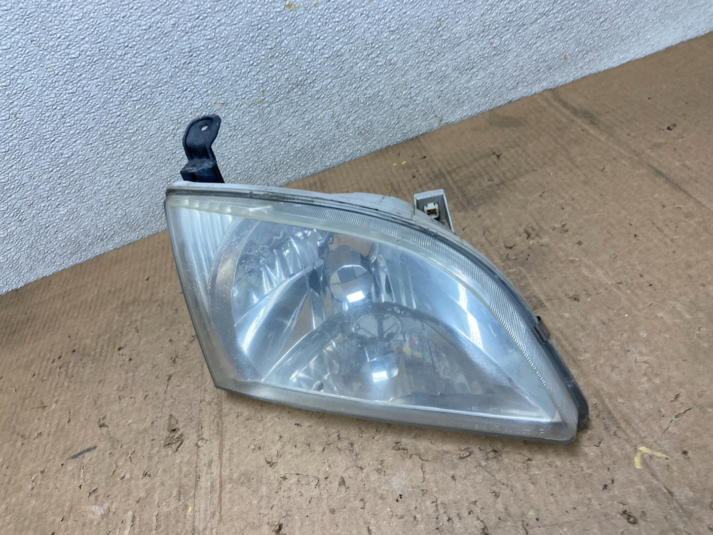 2001  to 2003 Toyota Sienna Right Passenger Side Headlight AA7107 DW1