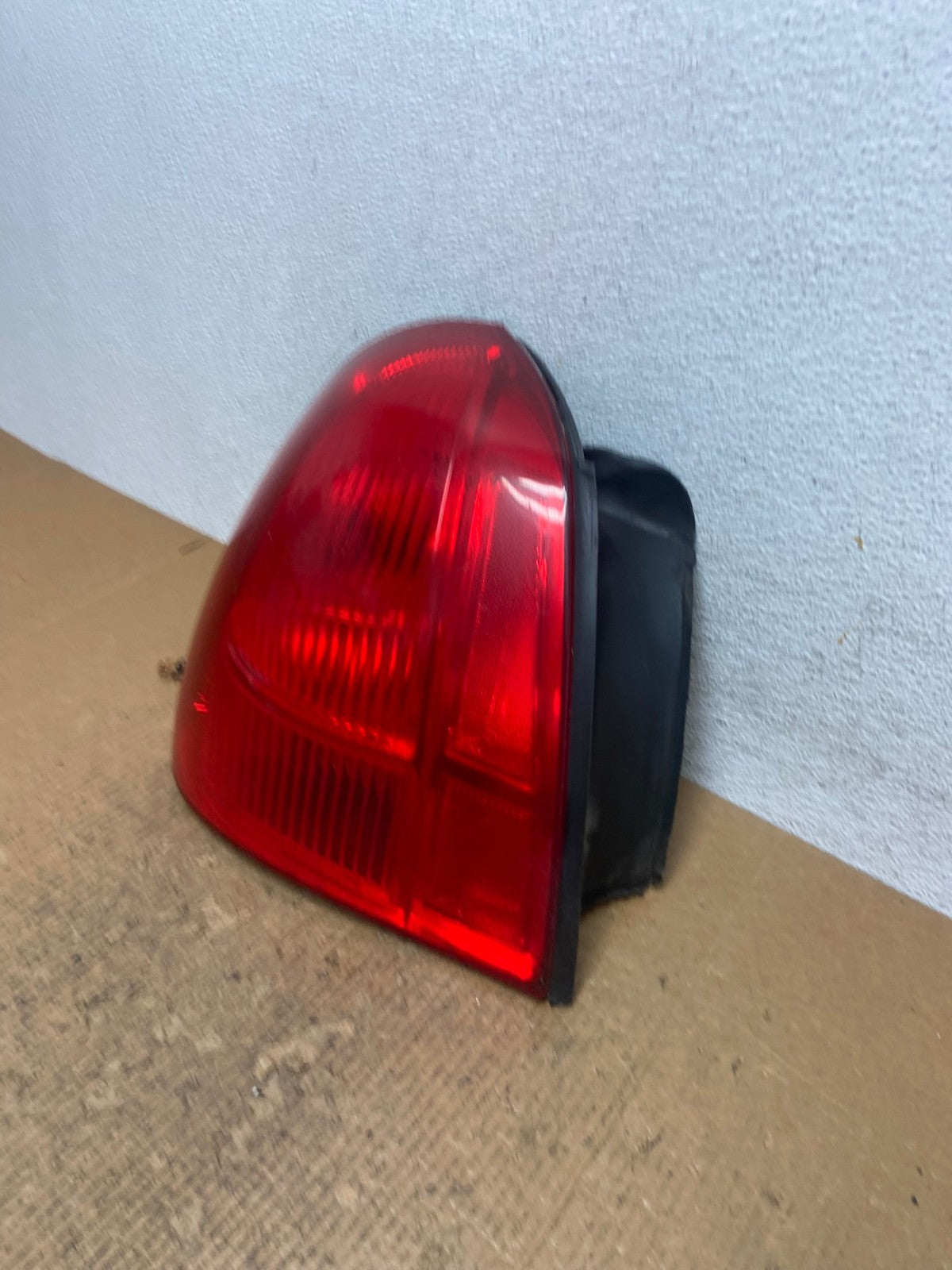 2003 to 2011 Lincoln Town Car Left Driver Lh Side Tail Light AE2822 LK1
