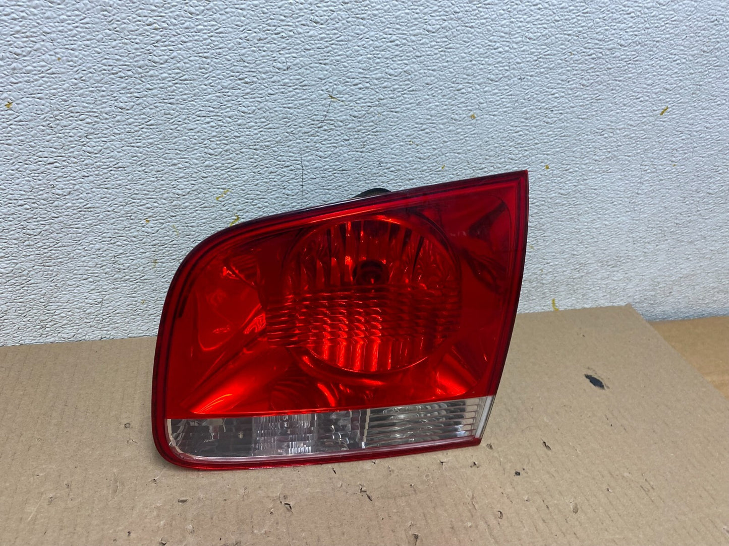 2004-2007 Volkswagen Touareg Right Passenger Rh Side Inner Tail Light M87750