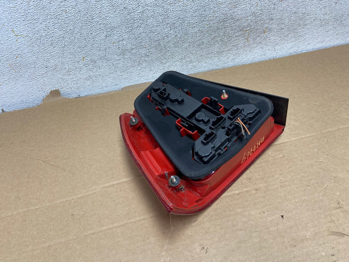 2004 to 2005 Volkswagen Jetta Right Passenger RH Side Tail Light AH7769 LK5