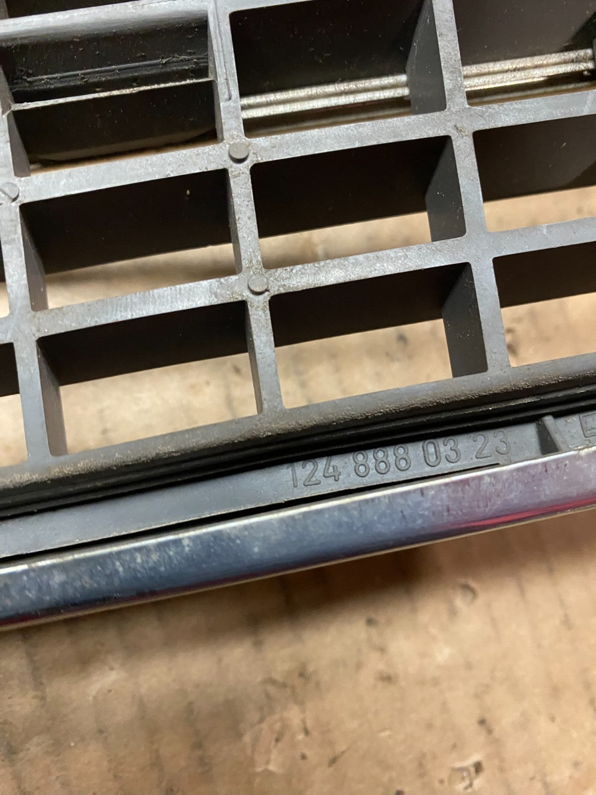 1994 to 1995 Mercedes Benz W124 E-Class Front Upper Grill Grille U6409 DG8