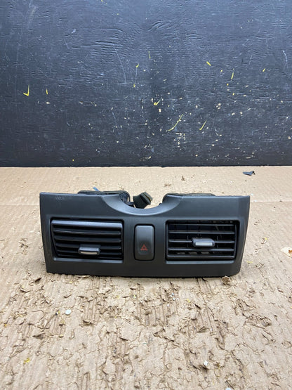 2000 2001 Infiniti I30 Center Dashboard Air Vent OEM v7731 DG0