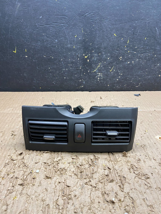 2000 2001 Infiniti I30 Center Dashboard Air Vent OEM v7731 DG0