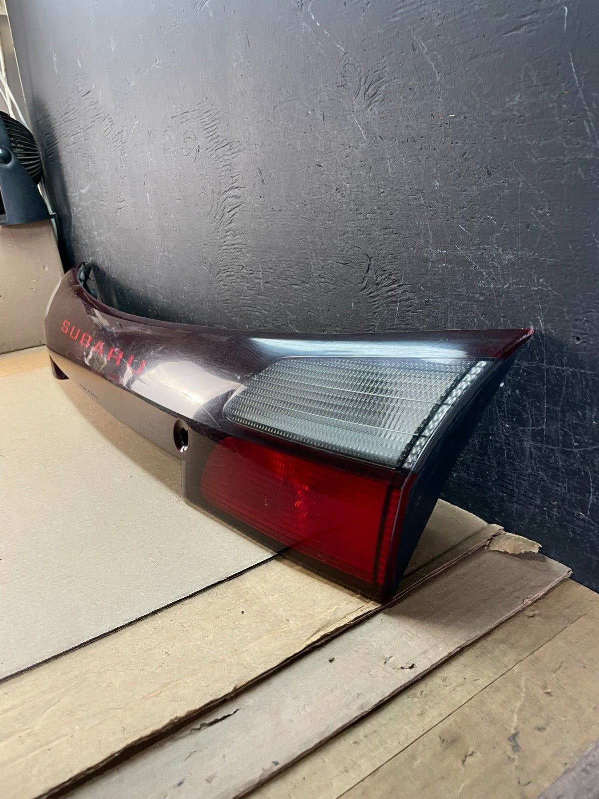 2002 - 2004 Subaru Outback Trunk Hatch Lid Tail Light Panel Center AE3427 DG1
