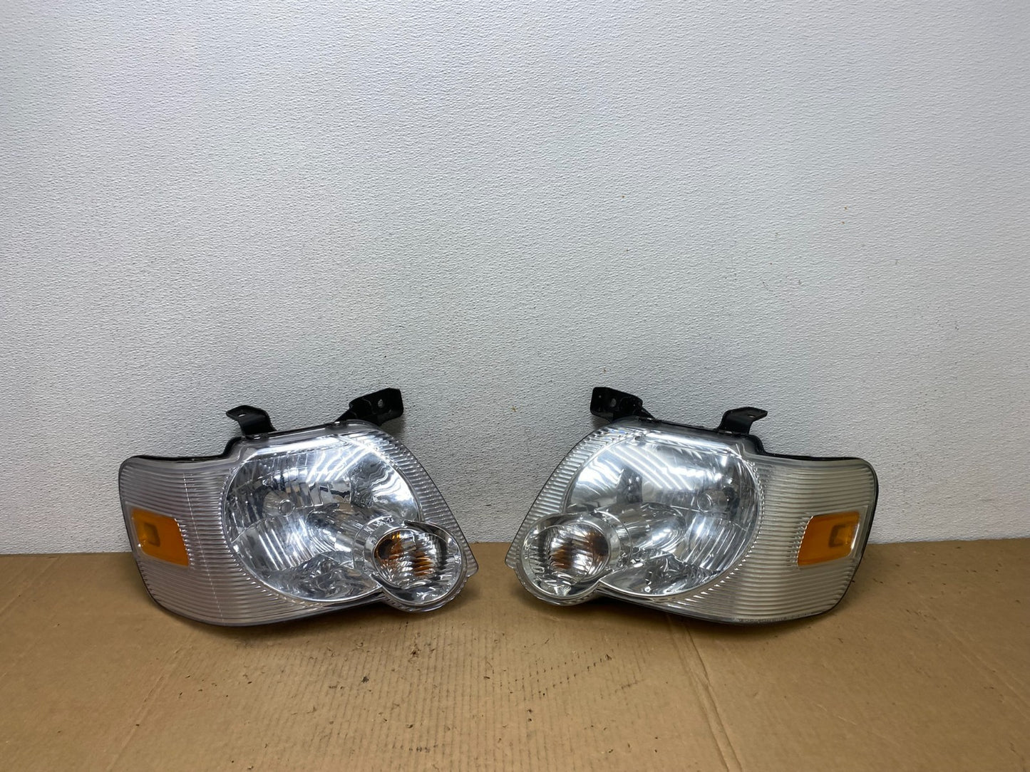 2006 2007 2008 2009 2010 Ford Explorer Left+Right Set Headlights AD0943 DW0