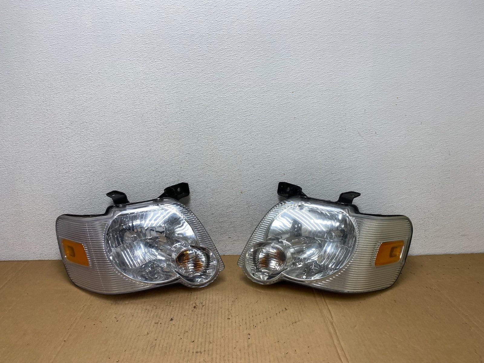 2006 2007 2008 2009 2010 Ford Explorer Left+Right Set Headlights AD0943 DW0