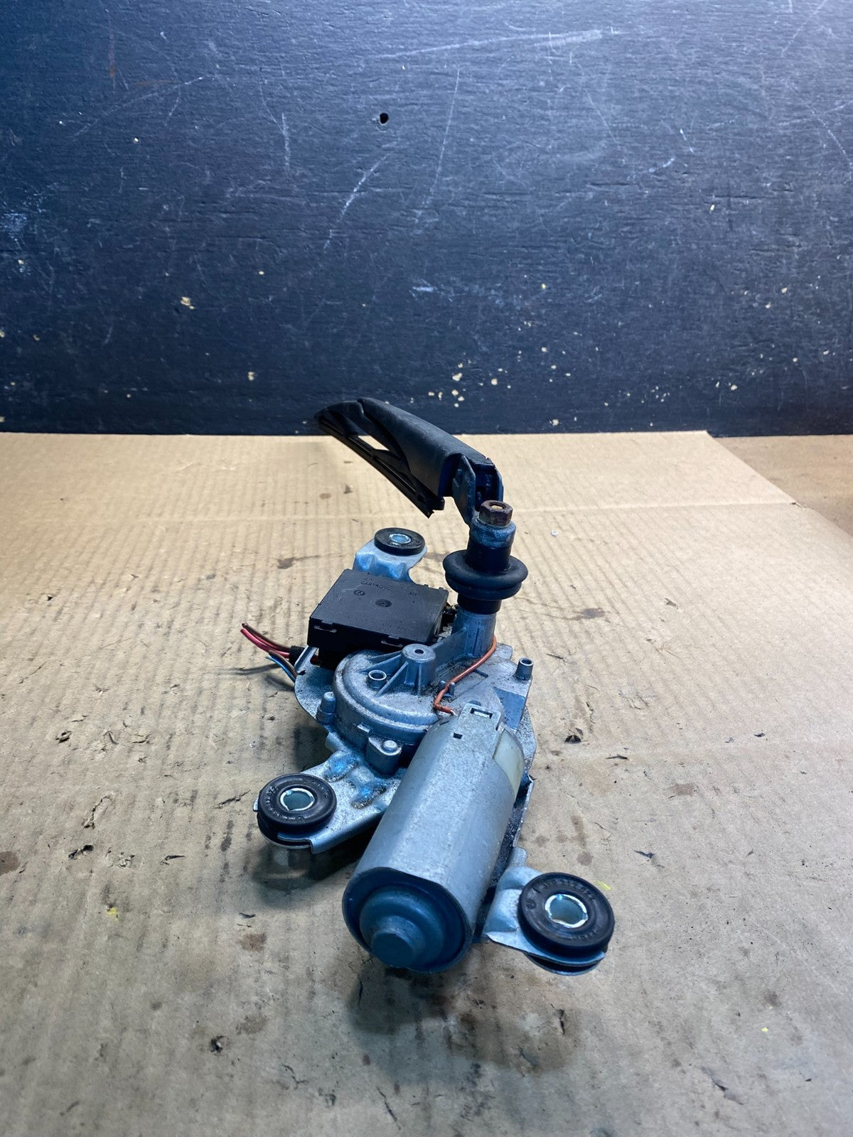2004 to 2010 BMW X3 E83 Rear Windshield Wiper Motor OEM Z4766  DG4
