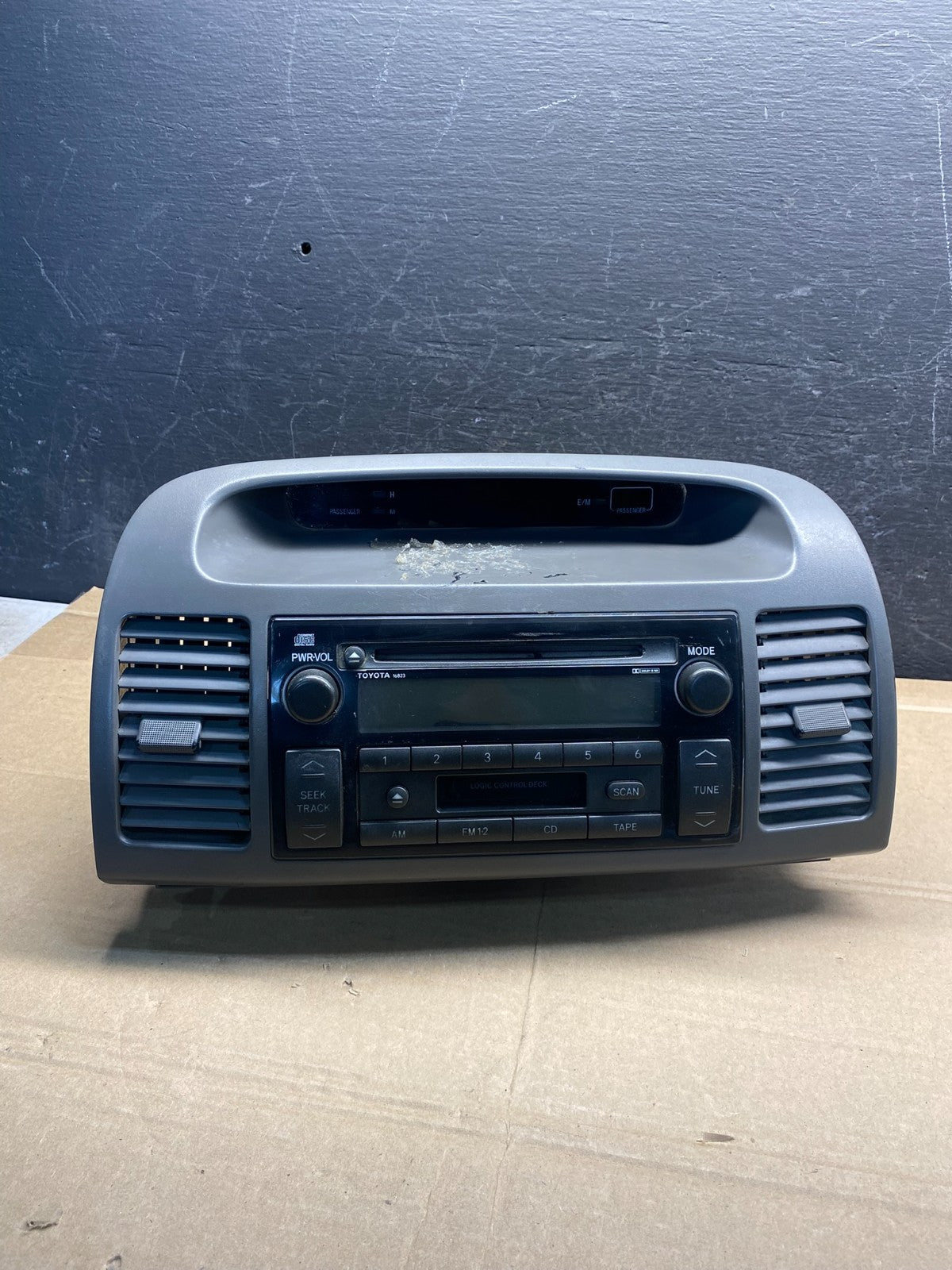2002 2005 Toyota Camry Radio AM/FM CD Player Air Vent Bezel AE9876 DW0