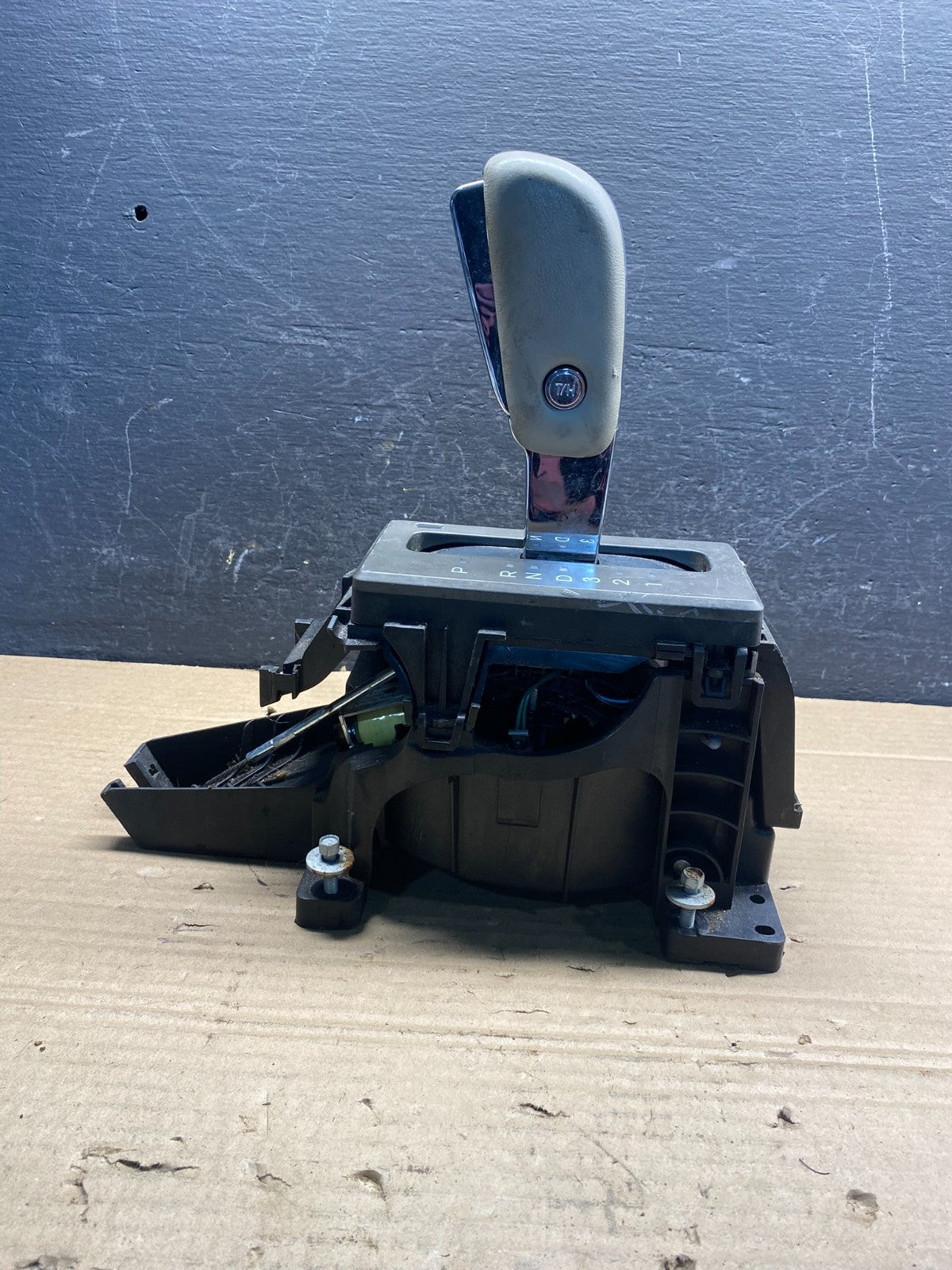 2007 to 2014 Lincoln Navigator Transmission Gear Shifter Selector AD94723