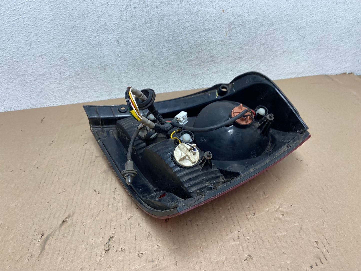 2003 to 2006 Kia Sorento Left Driver Side Tail Light AE7355 LK6