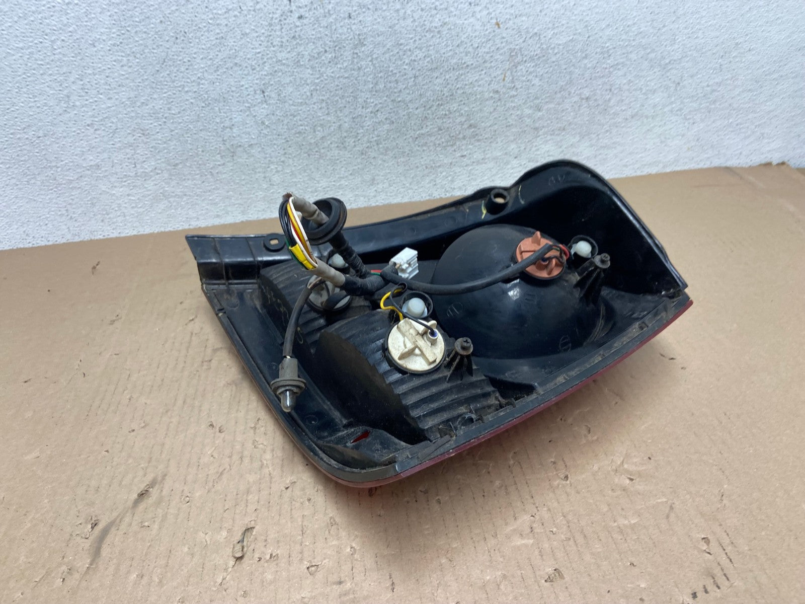 2003 to 2006 Kia Sorento Left Driver Side Tail Light AE7355 LK6
